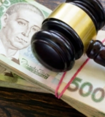 У Луцьку суд зобовʼязав жінку заплатити чималий штраф за торгівлю сурогатом