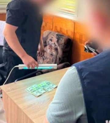 Погрожувала мобілізувати, якщо не отримає гроші: співробітниця ТЦК на Волині відбулася штрафом за хабар