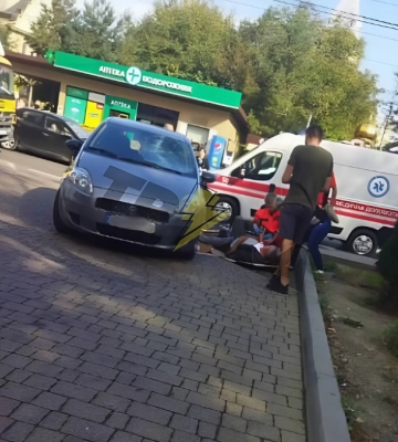 У Франківську неподалік 15 ліцею збили людину: на місці працюють поліцейські та медики
