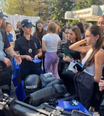 Патрульні поліцейські взяли участь в ярмарці вакансій, яка відбулась в Ужгороді