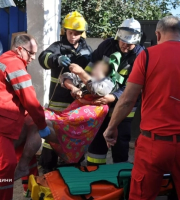 У Кропивницькому рятувальники витягли літню жінку з ями 