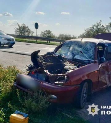 На Одещині автомобіль зіштовхнувся з трактором: постраждав водій легковика