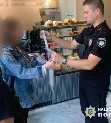 Отримав 30 тисяч гривень і 8 тисяч доларів: колишній чиновник Одещини підозрюється у корупції