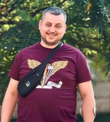 Воїн пережив 15 операцій, навчився ходити з протезом та керувати авто