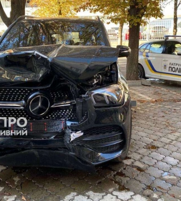 Прижала к стене: в центре Днепра водитель автомобиля снесла пешехода на тротуаре