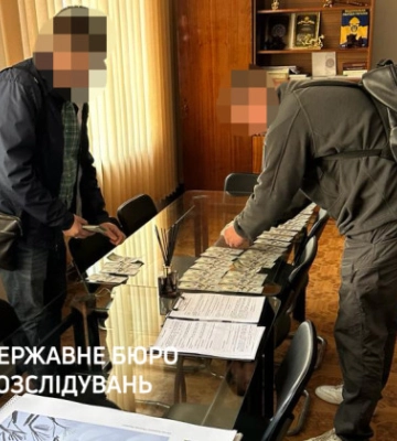 За хабар в 30 тисяч доларів США судитимуть мера Новомосковська та секретаря міськради