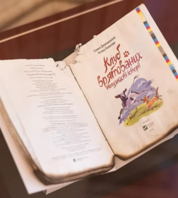 Зеленська передала бібліотеці Гарварда книги, обгорілі від удару РФ по харківській друкарні