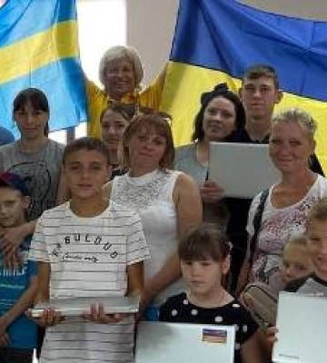 18 багатодітних сімей переселенців отримали ноутбуки для навчання