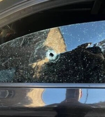 У Кривому Розі невідомі відкрили вогонь по автомобілю: двоє поранених, в області оголосили спецоперацію, - поліція. ФОТО