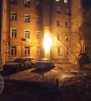 Нічна атака &quot;шахедів&quot;: у Києві горить житловий будинок, пошкоджені автомобілі (оновлено)