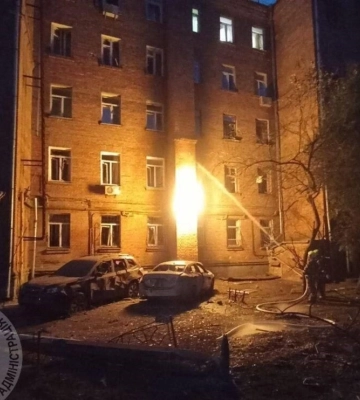 Россия ударила &quot;Шахедами&quot; по Киеву: в результате падения обломков загорелся дом