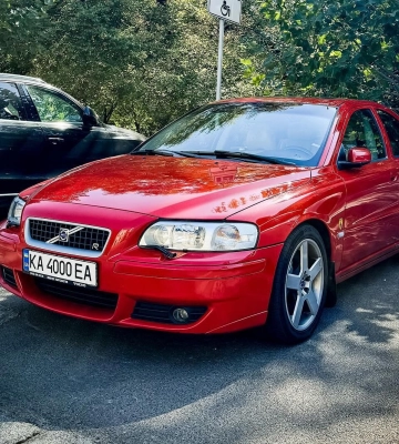 Неприметный раритет: в Киеве заметили малоизвестного конкурента BMW M3 от Volvo 