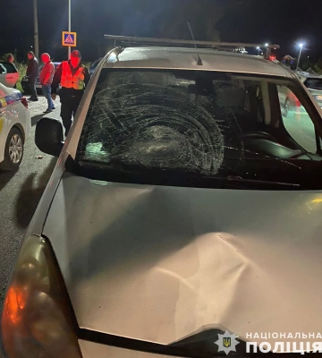 У Пустомитах внаслідок наїзду автомобіля травмований літній пішохід – поліцейські встановлюють обставини події