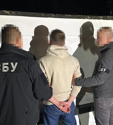 10 тисяч доларів за перетин кордону: прикарпатські поліцейські викрили організатора незаконного бізнесу 