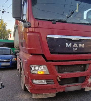 У Кропивницькому автівка Chevrolet в'їхала у вантажівку MAN