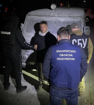 В Ужгороді затримали чоловіка, який на замовлення підпалював автомобілі військових і волонтерів