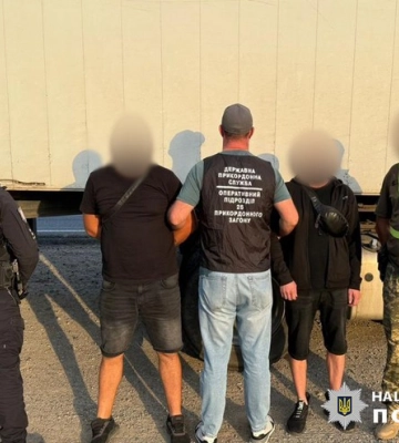 У схованці вантажівки водій незаконно перевозив військовозобов’язаних до Республіки Молдови