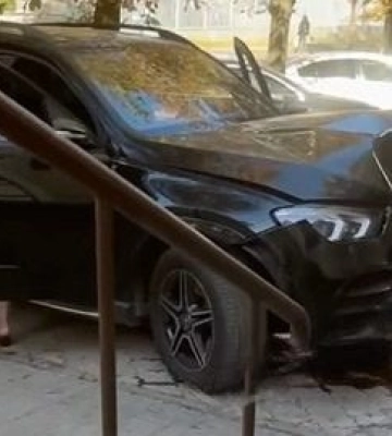 У Дніпрі водійка збила чоловіка на тротуарі: постраждалий помер у лікарні