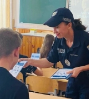 На Миколаївщині шерифка поліції навчала ліцеїстів правил безпеки
