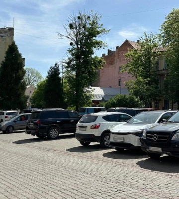 Чому &quot;МіськШеп&quot; призупинив облаштування парковки біля собору УПЦ в Чернівцях та коли відновлять роботи
