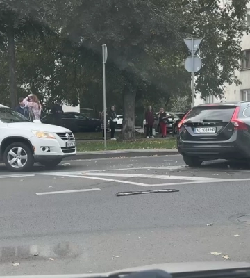 У центрі Луцька сталася аварія: утворилася величезна тягучка, на місці працює «швидка». Відео