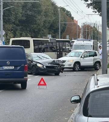 Розтрощило передок: на проспекті Волі серйозна аварія з двома авто 