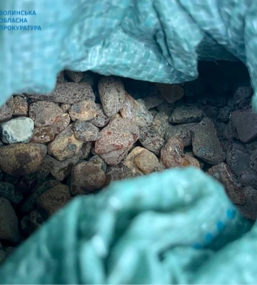 На Волині судитимуть чоловіка, бо незаконно купив 7 кг бурштину