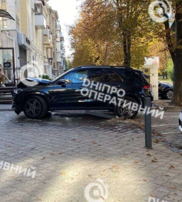 В Днепре водитель прижала автомобилем прохожего к стене: новые подробности ДТП