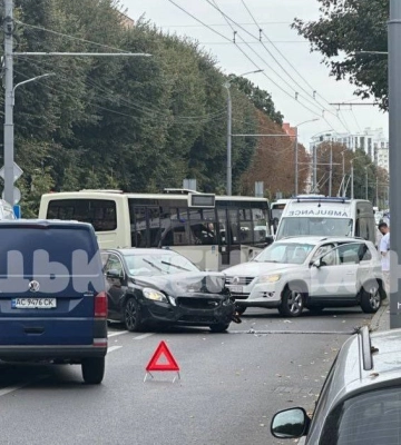 У центрі Луцька сталася аварія: утворилася величезна тягучка, на місці працює «швидка». Відео