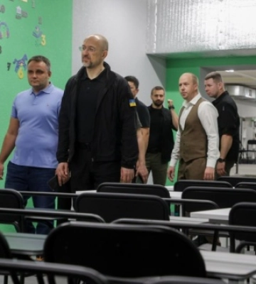 Шмигаль відвідав реконструйоване укриття в одній зі шкіл Миколаєва