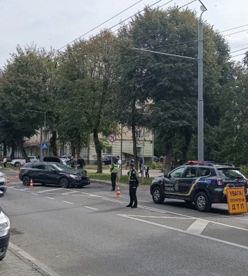 У центрі Луцька сталася аварія: утворилася величезна тягучка, на місці працює «швидка». Відео