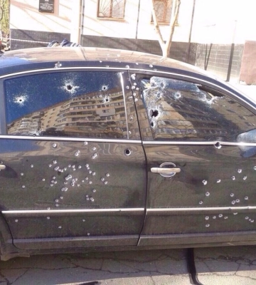 У Кривому Розі невідомі обстріляли авто: є поранені (ФОТО)