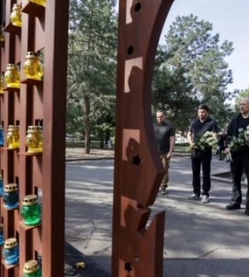 Шмигаль у Миколаєві вшанував пам&#039;ять загиблих захисників і захисниць