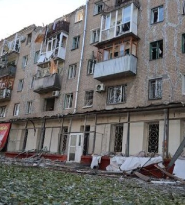 Наслідки удару РФ по Краматорську 25 вересня: 2 загиблих, 19 поранених, зокрема 4 дитини, пошкоджено 39 багатоповерхівок та 3 заклади освіти. ФОТОрепортаж