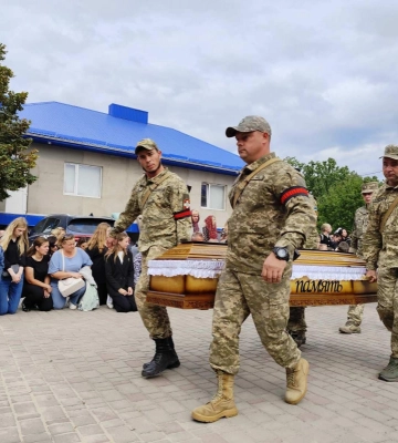 Овдовіла молода дружина, без батька залишилося двоє синочків: на Волині поховали Героя Віталія Дудка