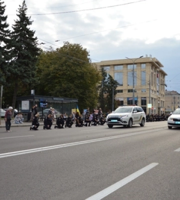 У Луцьку поліцейські на колінах зустріли кортеж із загиблим полковником Олександром Никитюком 