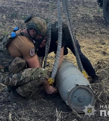 На Сумщині поліцейські вибухотехніки вчергове знешкодили авіаційну бомбу