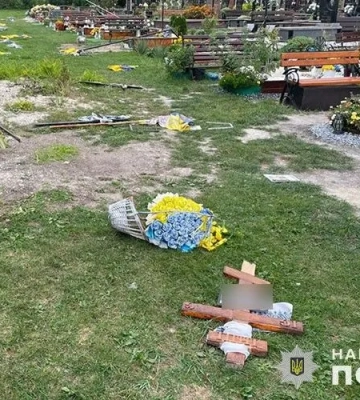 На Тернопольщине мужчина совершил надругательство над 11 могилами военных