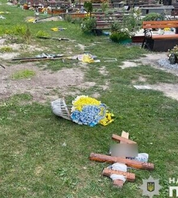 Пошкодив 11 могил військовослужбовців: На Тернопільщині затримали зловмисника, - поліція