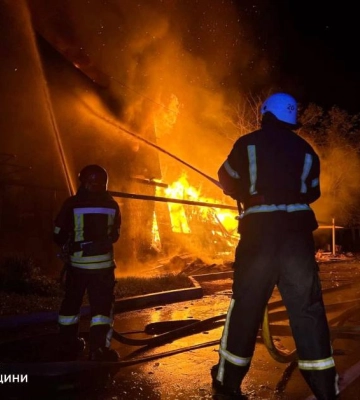 Рятувальники оприлюднили фото ліквідації наслідків масованої дронової атаки по Ізмаїлу