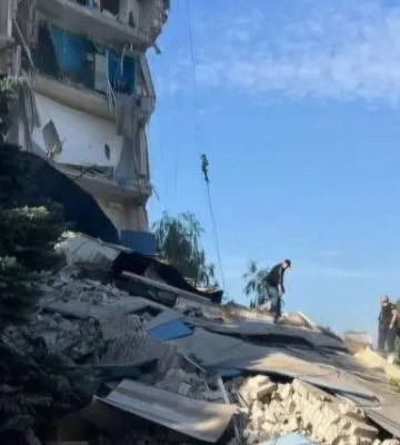 Ракетний удар по будівлі поліції в Кривому Розі: під завалами знайшли тіло жінки