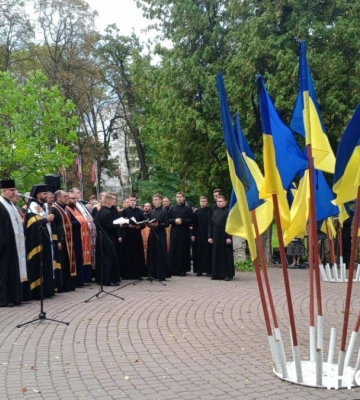 В Івано-Франківському Меморіальному сквері вкотре пролунав “Дзвін пам’яті”