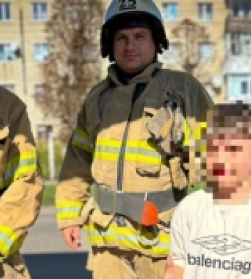 Нога застрягла в металевих конструкціях лавки: у Подільську врятували хлопчика