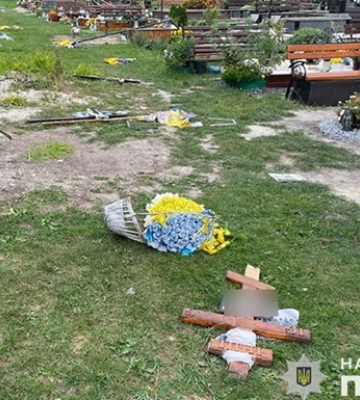 "Позривав прапори та повикидав хрести": на Тернопільщині пошкодили могили бійців