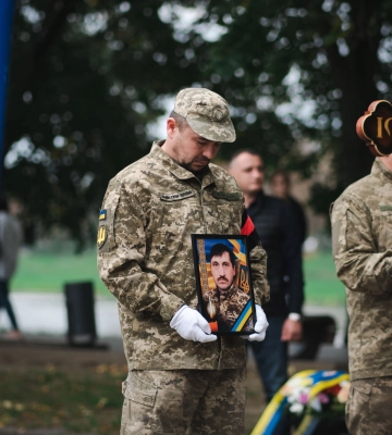 В Ужгороді сьогодні попрощалися із 52-річним захисником – старшим солдатом Едуардом Кострабою