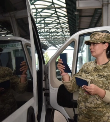 Теща с зятем пытались выехать из Украины как молодожены