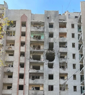 У мережі з'явилося відео удару по багатоповерхівці у Краматорську 25 вересня