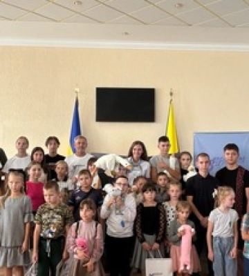 «Українські вертольоти» роздали сертифікати до школи дітям загиблих Героїв у трьох громадах Київщини