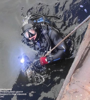 Водолази-сапери дістали уламки &quot;Шахеда&quot; з Дніпра біля Києва. ФОТОрепортаж
