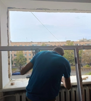Місяць після обстрілу Луцька: жителі будинку жаліються на його повільне відновлення (відео)